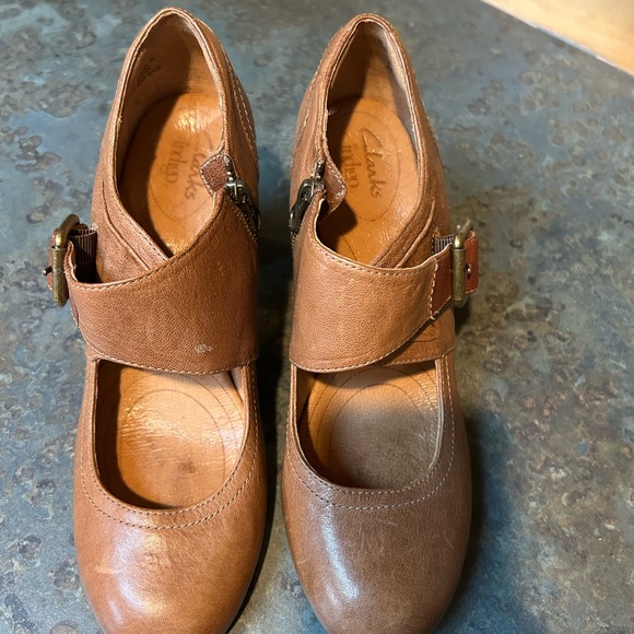 Clarks Tan Leather Flats Timeless Comfort - Picture 1 of 2